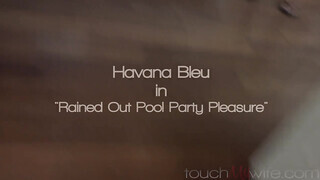 Havana Bleu várja a hatalmas kukit