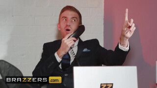 Brazzers - Lucia Love hatalmas dárdát kap az irodában
