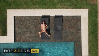 BRAZZERS - Jolee Love a gigantikus tőgyes zsenge lány