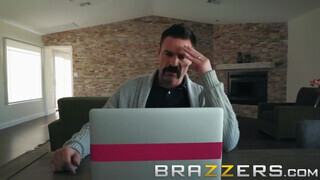 Brazzers - a pici ártatlan tinédzser idősebb falloszt kíván