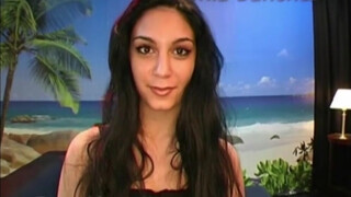 Mia Sanchez feldug egy gigászi műpéniszt