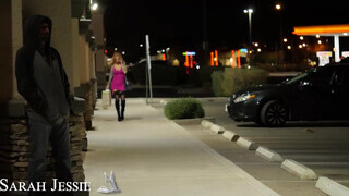 Naughty America - Sarah Jessie a vonzó tetkós milf