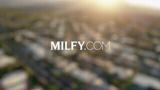 MILFY - Angelina és az óriás farkú csóka