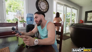 BANGBROS - Crystal Chase a gigantikus csöcsű latin amerikai bige