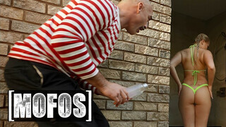 MOFOS - Harley King a bájos világos szőke fiatal bige