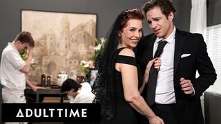 Izgató tetkós gilf Ruby Lynne rajtakapva baszás közben temetésen!