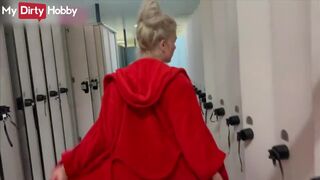 Világos Szőke cheerleader szopikázása az öltözőben
