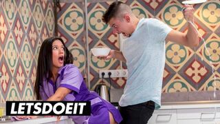 A vadító szobalány Jade Presley kitakarít és cidázza a gigantikus faszkat a forró szálláson