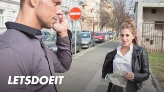 Lenyűgöző turista Silvia Dellai mélyen megkúrva egy helyi fickó által