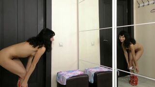Zsenge szuka szőrös puncival masturbál a tükör előtt