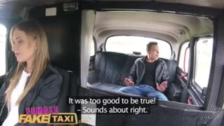 Zsenge pasi gyorsan megdugja Angel Piaff szaftos kiborotvált puncáját a hamis taxiban