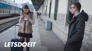 Selvaggia zsenge csajszika felfogta Charlie Dean hatalmas faszát egy gyors pov dugásra