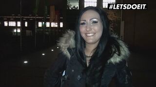 Mira grey német csoki cafka döngeti az idegent pénzért a buszon