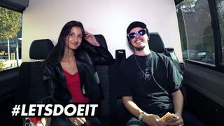 Vékony fekete Coco Kiss pénzért cidázza a gigantikus csoki fazt az autóban