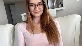 Della Cate zsenge nevelő nővérét beavatja a porno titkaiba