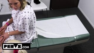 Mimi Monet óriási fenekű csinos a óriási farkú orvosnál a rendelőben