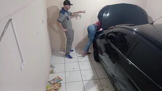 Szexi tinédzser ribi a szerelőnél baszik az alkalmazottal