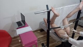 Vörös tinédzser amatőr kinyílik a perverz nőgyógyásznak