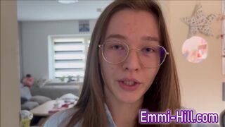 Kinti spriccelés! 18 éves vékony tinédzser keféli termetes punciját a szabadban, amíg el nem élvez