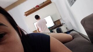 Szeretnék kefélni ezzel a szerelővel, mutatom neki a termetes seggem, hátha bejön!